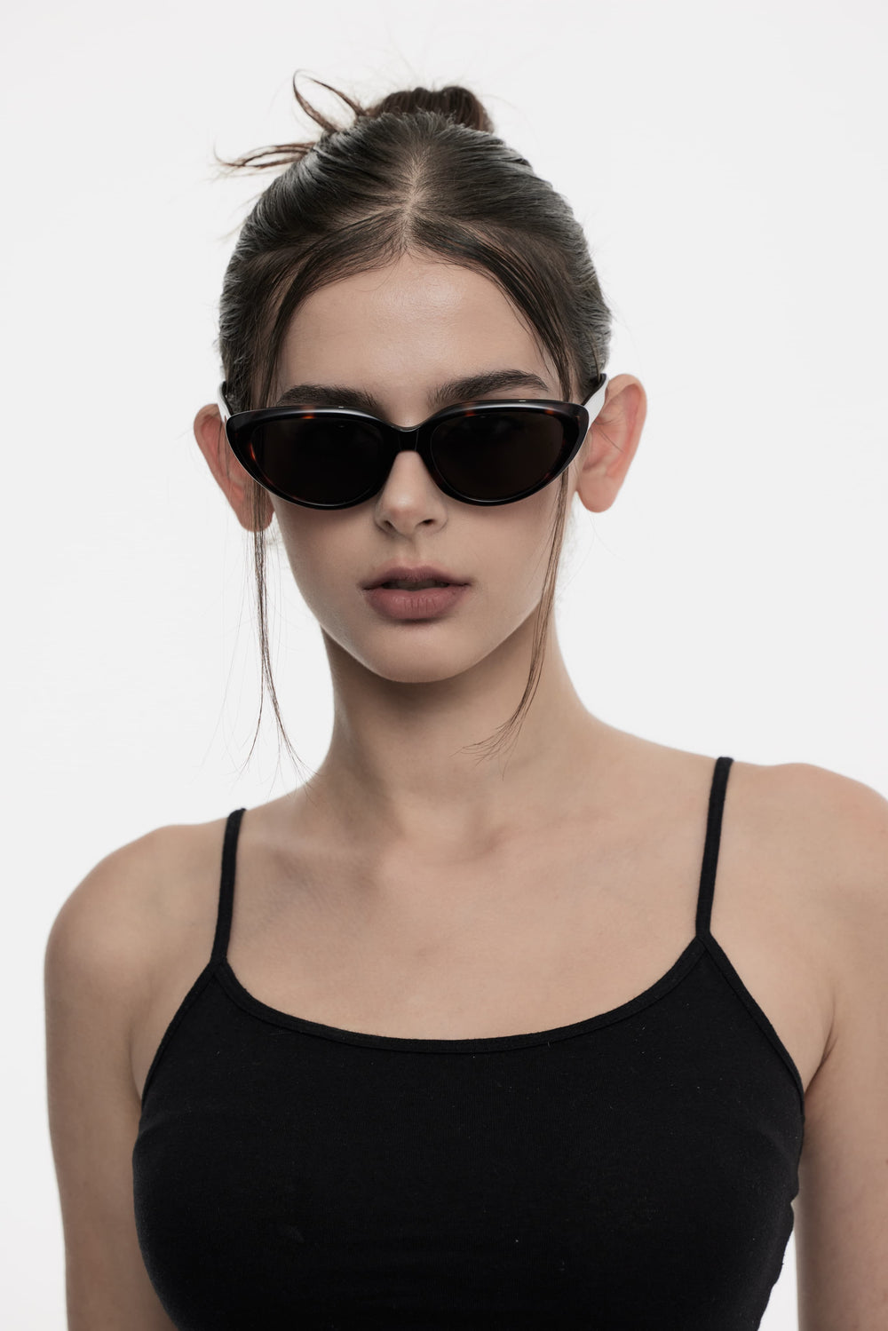 Female Model of her front face wearing Daydream’s BEBE in tortoiseshell stylish sunglasses from Mercury 