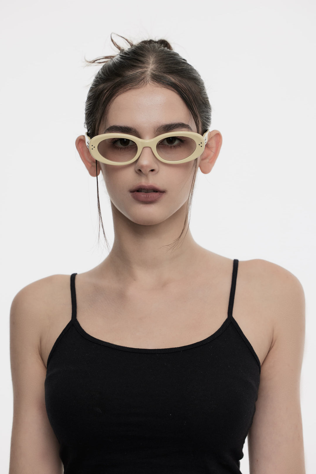  Model of her front face wearing Breath in light yellow Korean fashion stylish round sunglasses from Mercury Retrograde Burr Puzzle Collection 